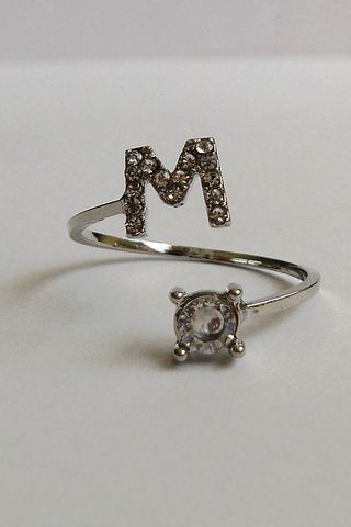 Anillo de letra "M"
