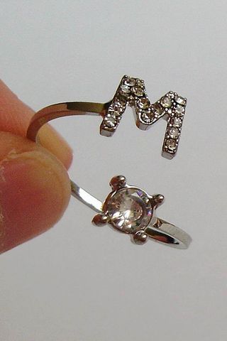 Anillo de letra "M"