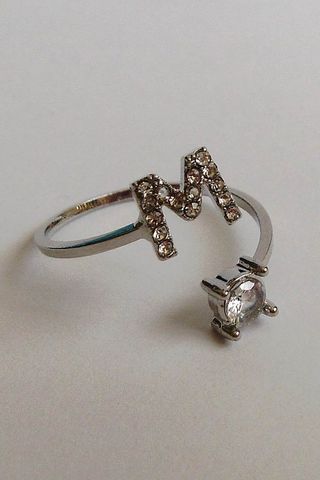 Anillo de letra "M"