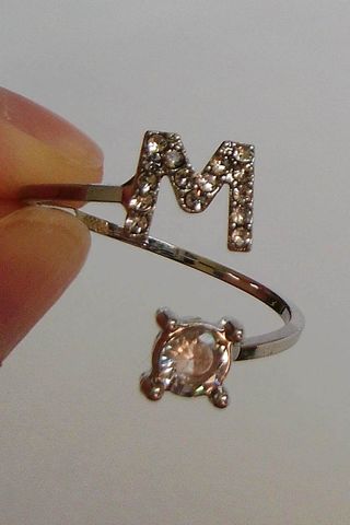 Anillo de letra "M"