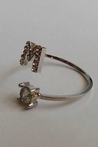 Anillo de letra "M"