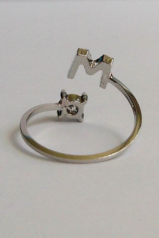 Anillo de letra "M"