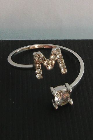 Anillo de letra "M"