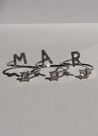 Anillo de letra "M"