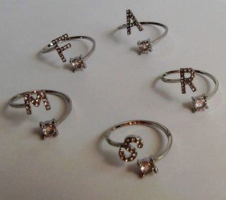 Anillo de letra "M"