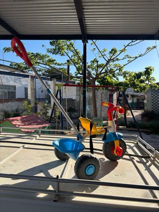 Triciclo infantil rojo, amarillo y azul