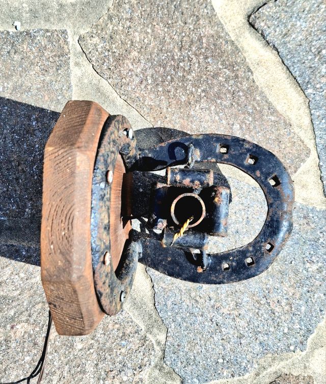 Antica applique con ferri di cavallo