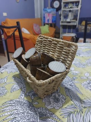 Cesta mimbre rectangular con respaldo rígido.