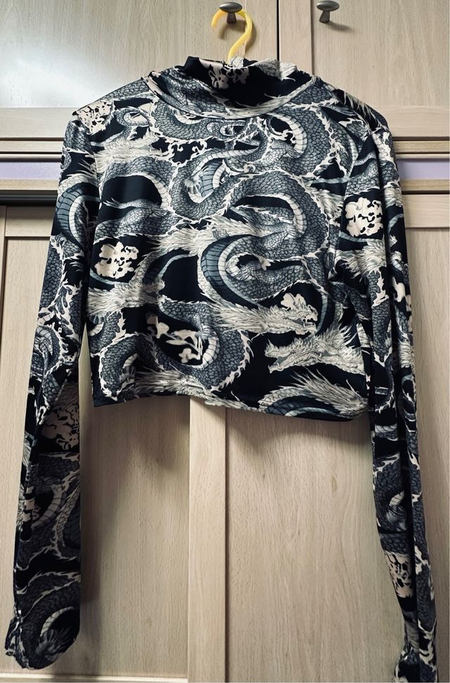 Top corto con estampado de dragones