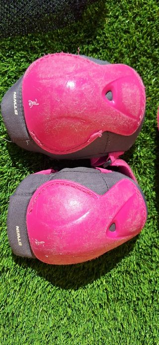 Casco y protecciones rosas para niña