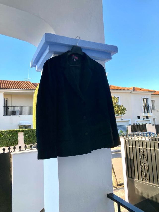 Chaqueta Negra con Solapas.Perfecto Estado
Medidas
