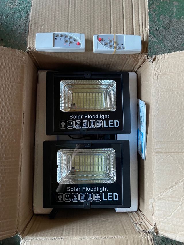 Faretti a LED solari da 200W con telecomando 
