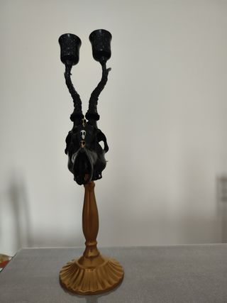 Candelabro con teschio