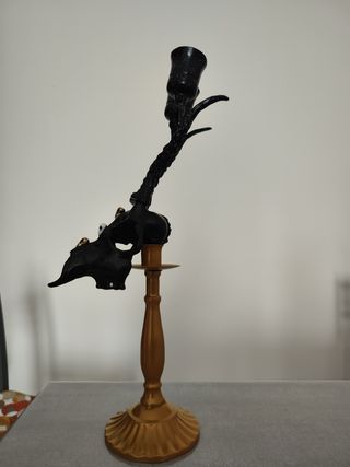 Candelabro con teschio