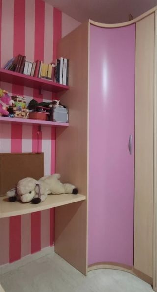 Armario de rincón rosa y beige