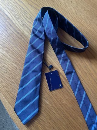 Corbata azul a rayas