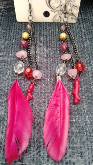 Pendientes largos con pluma y abalorios