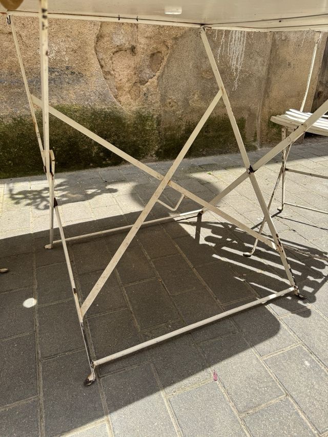 Mesa antigua francesa de jardin. Hierro. Blanca