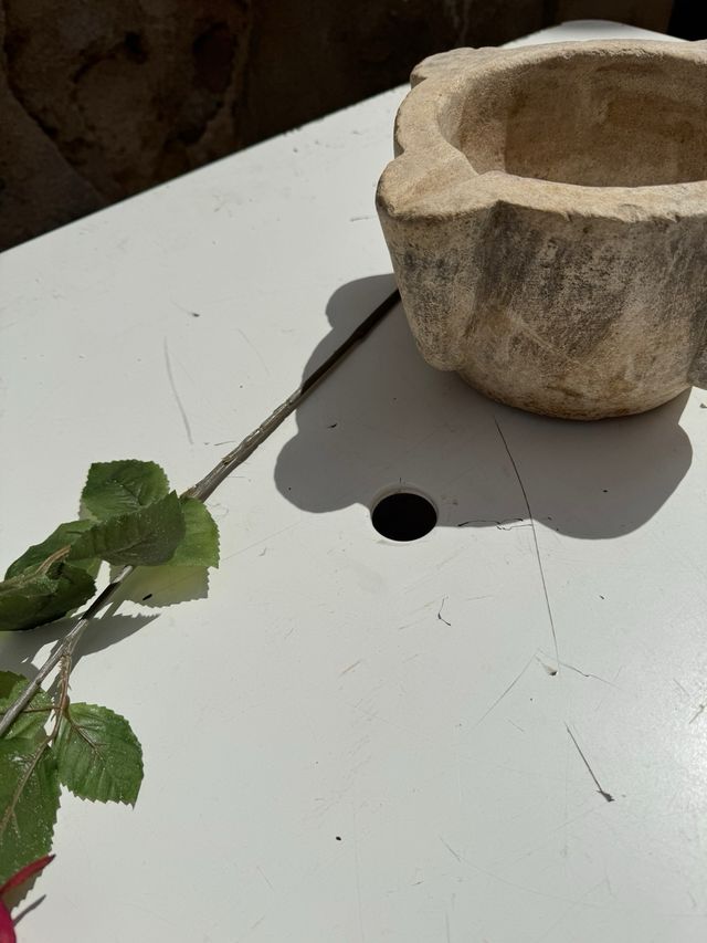 Mesa antigua francesa de jardin. Hierro. Blanca