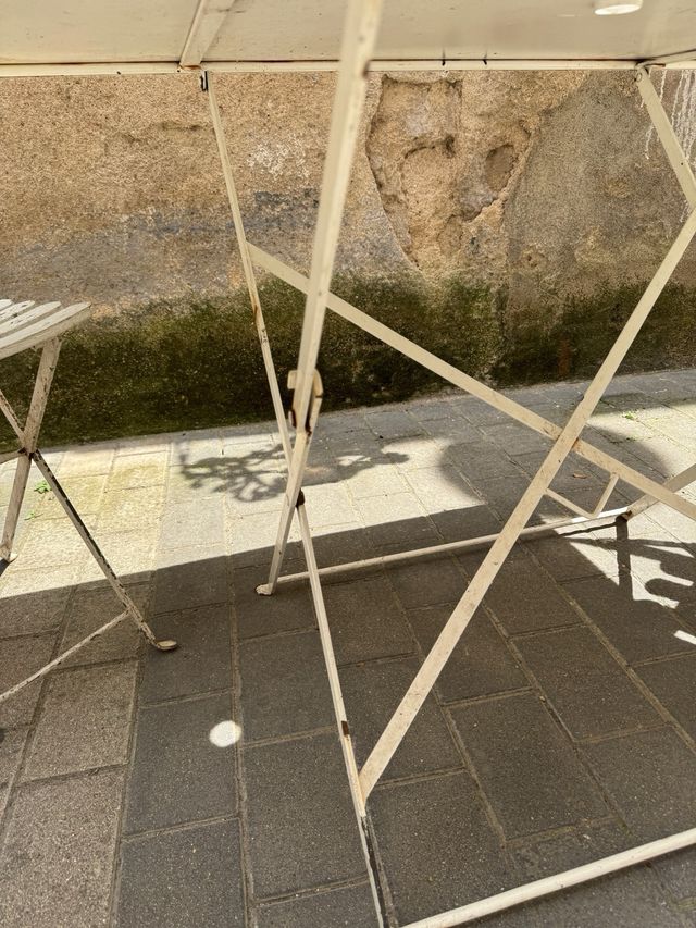 Mesa antigua francesa de jardin. Hierro. Blanca