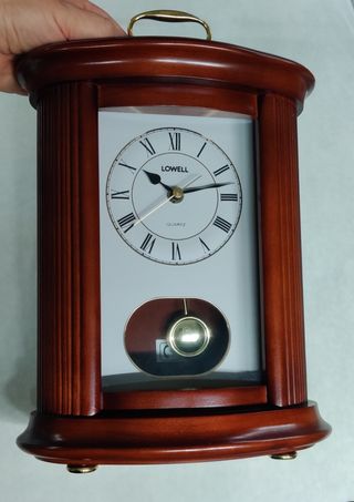 Sveglia vintage Lowell in legno con pendolo dorato