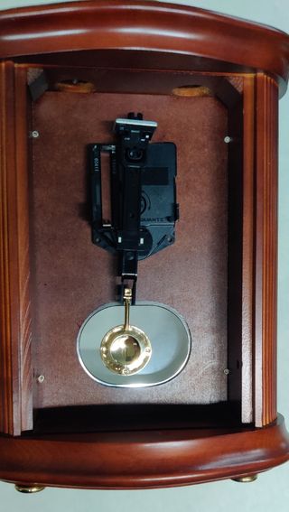 Sveglia vintage Lowell in legno con pendolo dorato