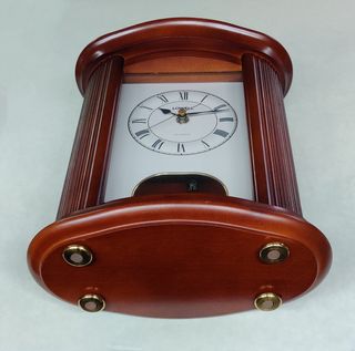 Sveglia vintage Lowell in legno con pendolo dorato