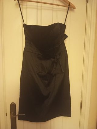 Vestido negro fiesta, ceñido, escote palabra 