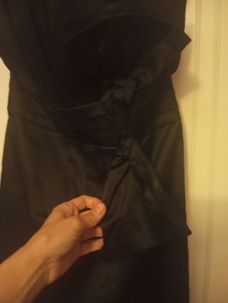 Vestido negro fiesta, ceñido, escote palabra 