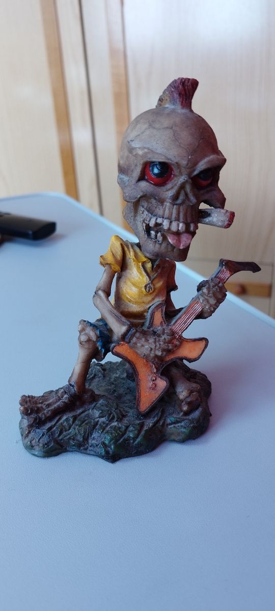 Figura con movimiento de cabeza