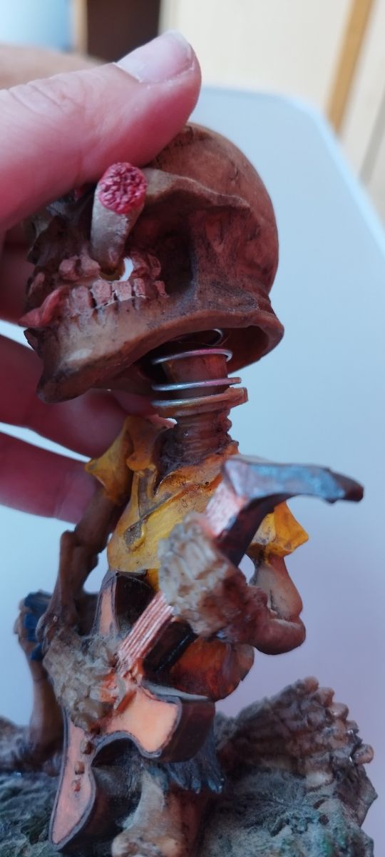 Figura con movimiento de cabeza