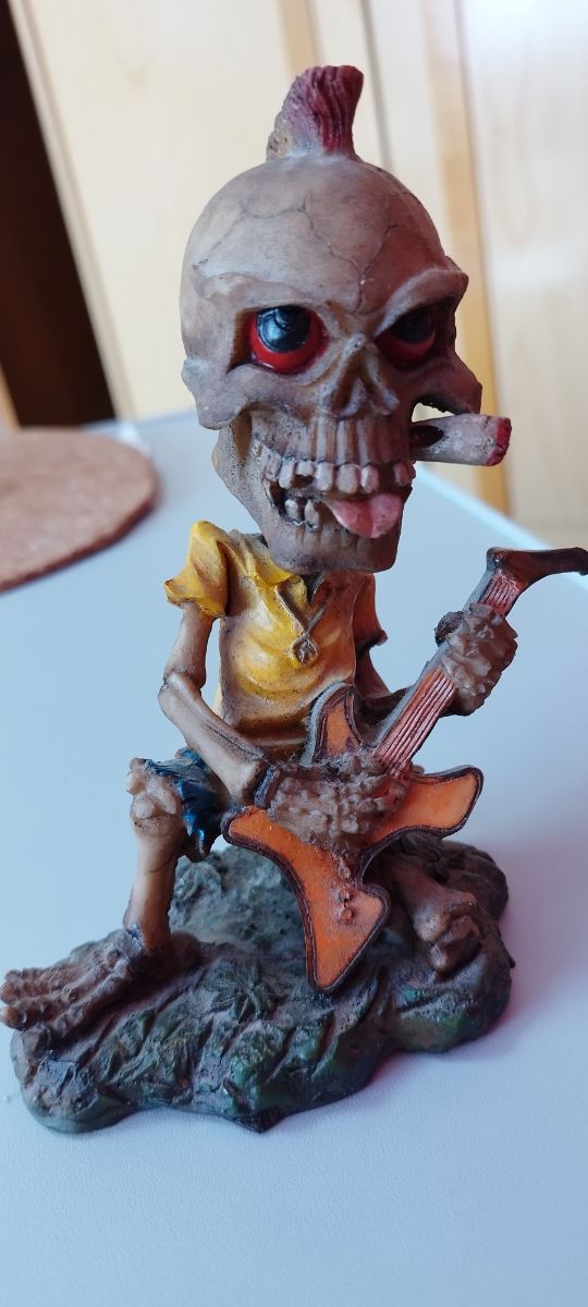 Figura con movimiento de cabeza