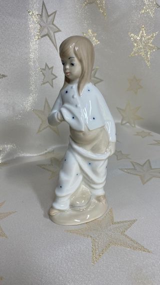 Figura porcelana Sanbo. Niña con pijama.