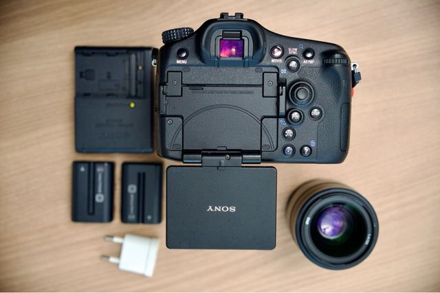 Sony A77 + Zeiss 85mm f/1.4 + Sony 35mm f/1.4