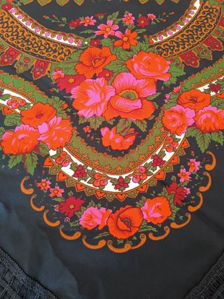 Mantón flecos 120x120cm