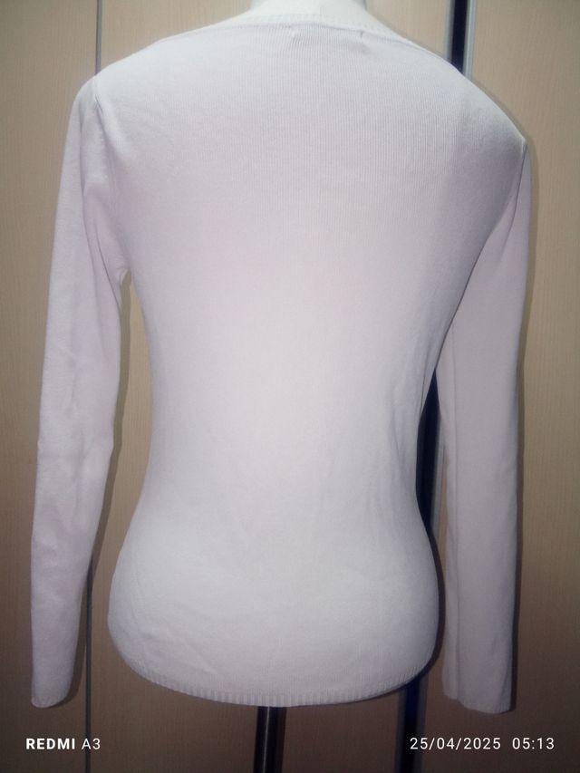 Jersey blanco rosado mui claro .detalle abalorios