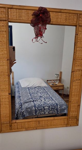 Tocador y  espejo de mimbre y bambú