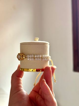 Pulsera blanca con Van Cleef