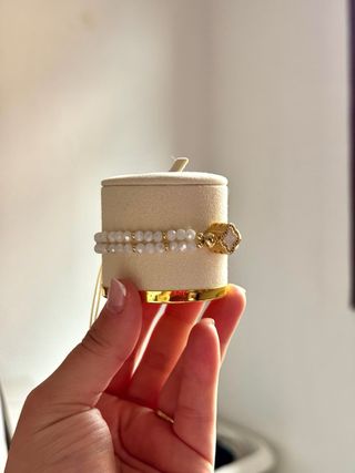 Pulsera blanca con Van Cleef