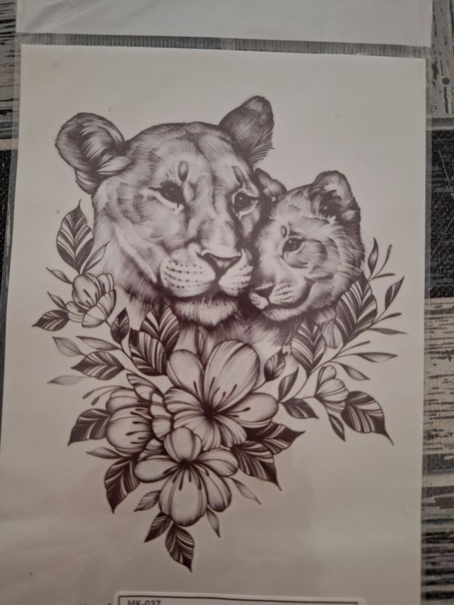 Tatuaje temporal leona madre