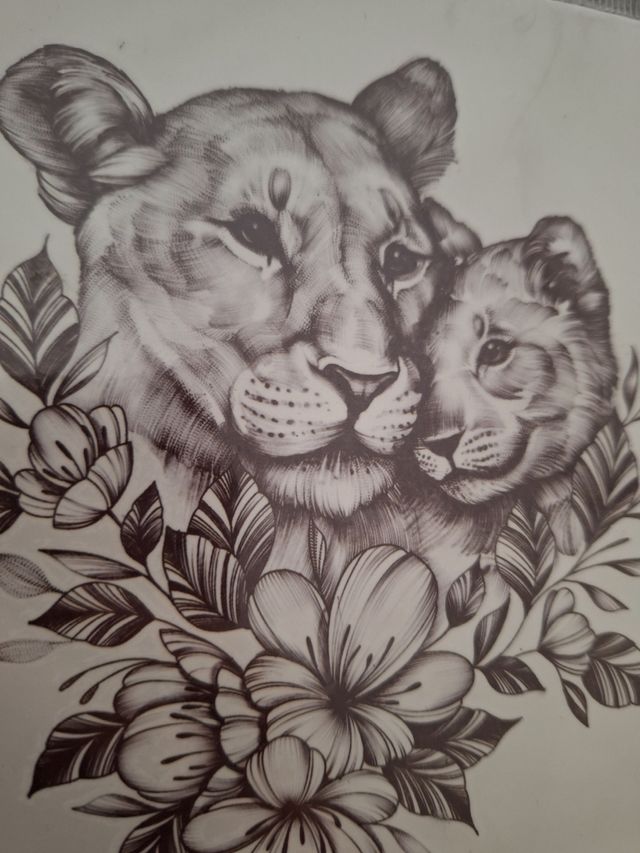 Tatuaje temporal leona madre