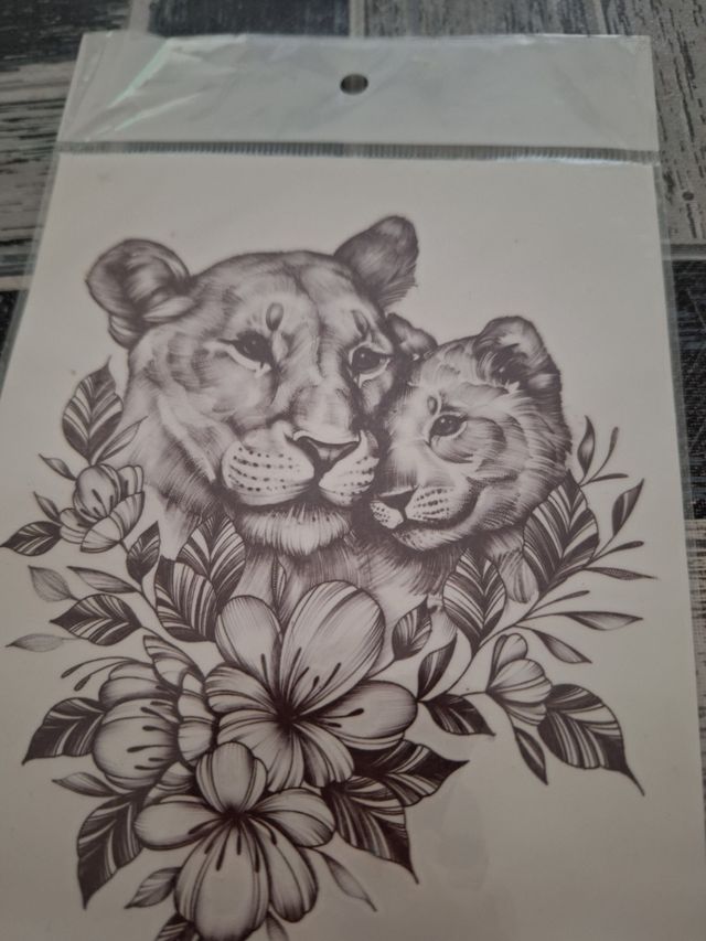 Tatuaje temporal leona madre