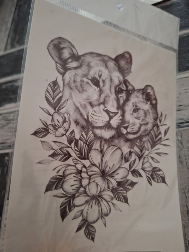 Tatuaje temporal leona madre