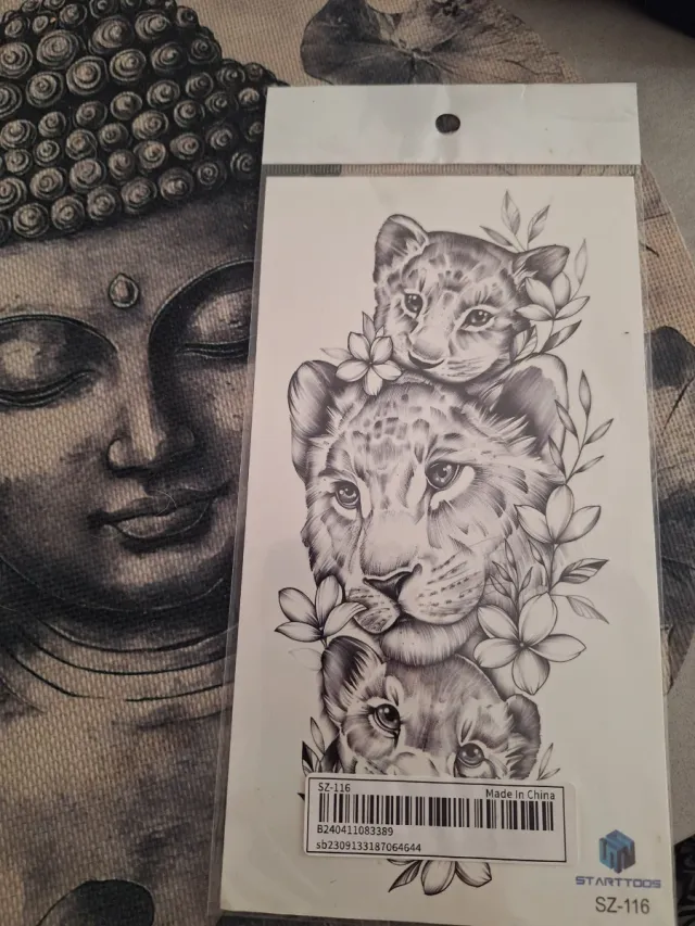 Tatuaje temporal leona familia