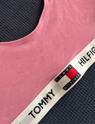 Top deportivo Tommy Hilfiger talla L con etiqueta