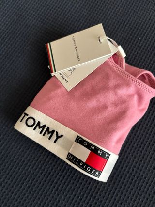 Top deportivo Tommy Hilfiger talla L con etiqueta