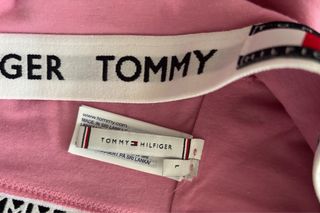 Top deportivo Tommy Hilfiger talla L con etiqueta