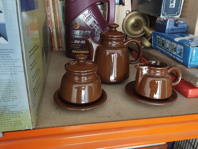 Tetera, lechera y azucarero de cerámica