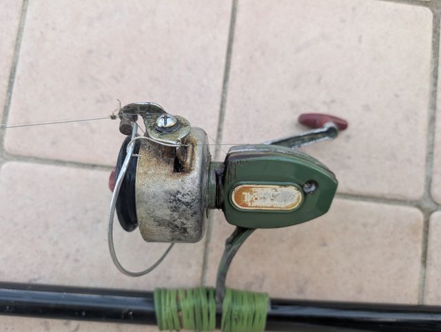 Canna da pesca vintage con mulinello