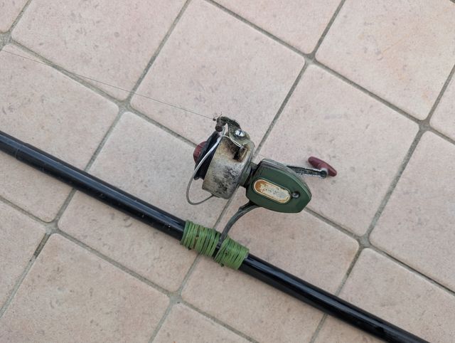 Canna da pesca vintage con mulinello
